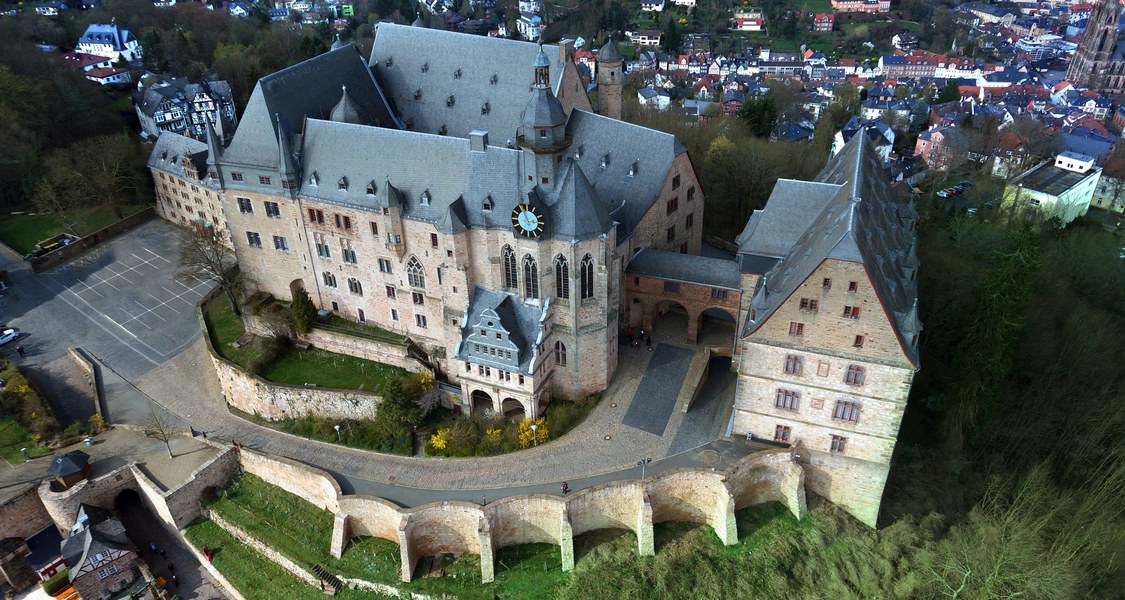 Panorama-Luftaufnahme des Landgrafenschlosses Marburg