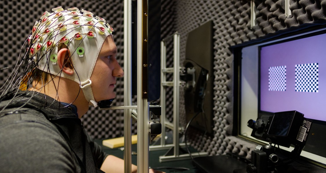 Autopilot im Kopf: Probanden mit EEG-Kappe helfen der Neurophysik, Hirnaktivitäten zu studieren. (Foto: Rolf K. Wegst für CMBB)