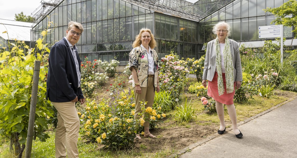 Gruppenfoto vor den Gewächshäusern im Botanischen Garten auf den Lahnbergen