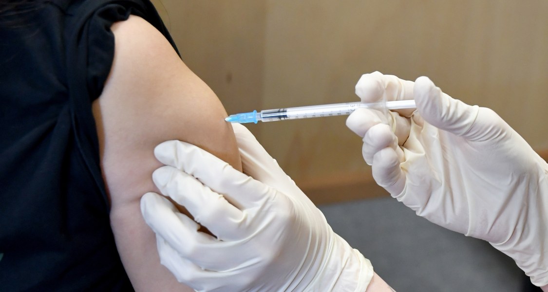 Unerwünschte Nebenwirkungen nach einer Impfung gegen das Coronavirus beruhen nicht unbedingt auf dem Impfstoff.