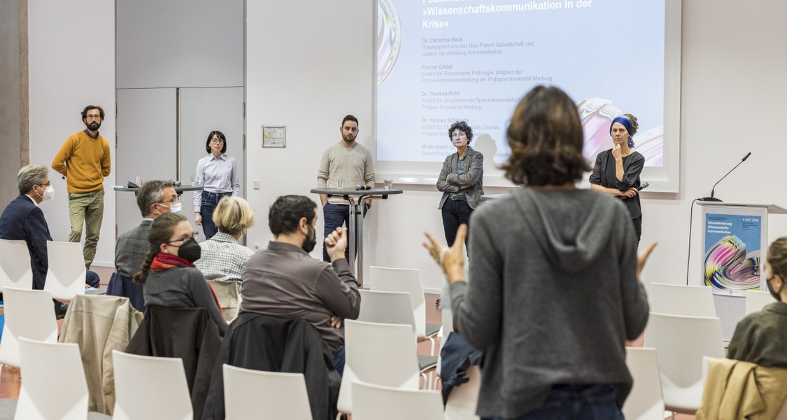 Das Foto zeigt, von links nach rechts, Florian Gödel, Dr. Theresa Roth, Dr. Hannes Schihada, Dr. Christina Beck und Moderatorin Dr. Ines Braune bei der Podiumsdiskussion.