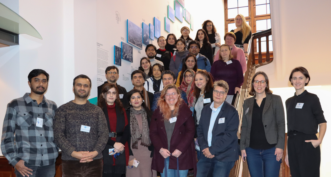 Gruppenfoto von Sabine Pankuweit, Heidi Wiegand und den 30 Wissenschaftler*innen aus der ganzen Welt.