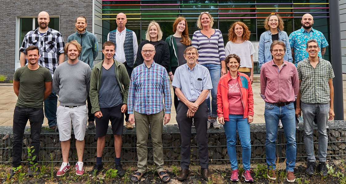 Die Arbeitsgruppe von Roland Lill (vordere Reihe, 4. von rechts) studiert, wie und wozu Eisen-Schwefel-Proteine in Zellen entstehen. (Foto: Martin Stümpfig