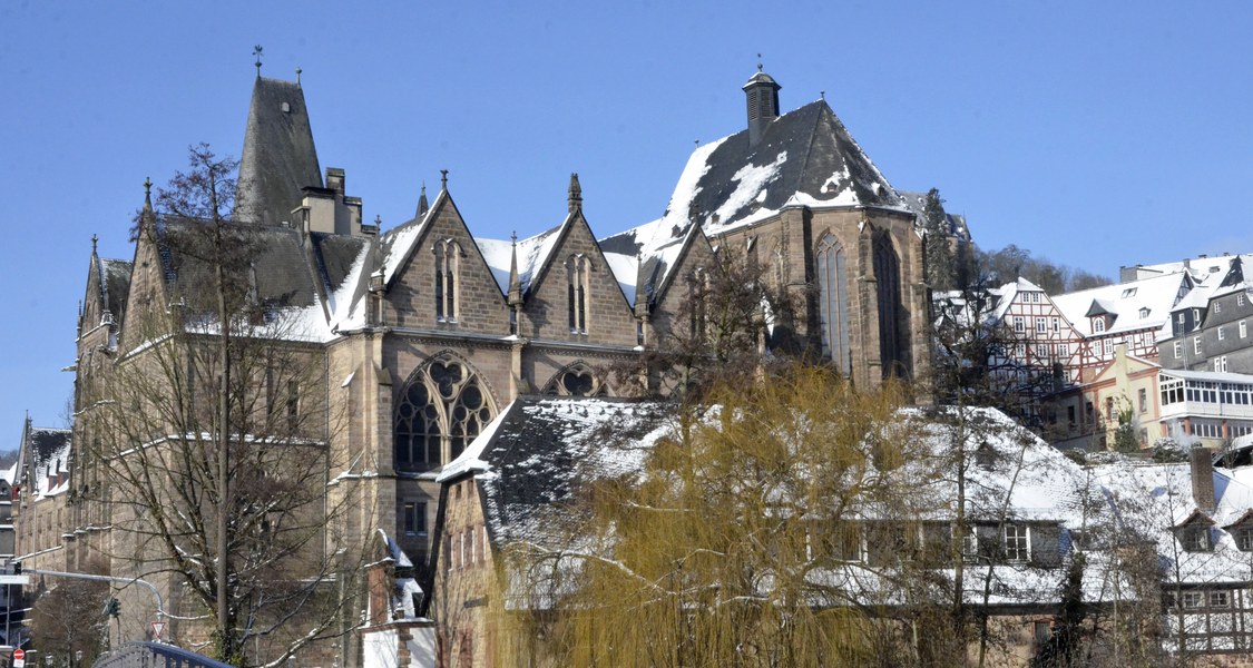 Alte Universität mit Schnee auf dem Dach