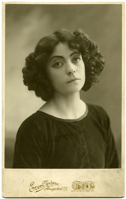 Starpostkarte in Schwarz-Weiß mit Porträt der Schauspielerin