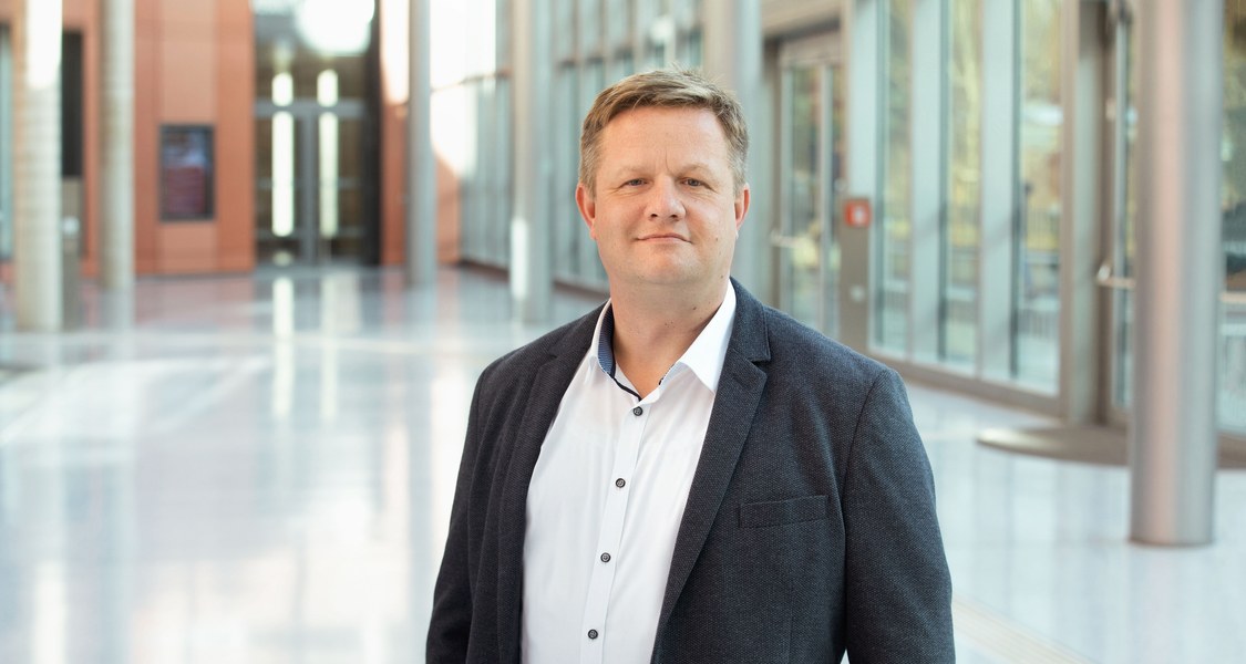 Der Marburger Biochemiker Professor Dr. Gert Bange erforschte mit seinen Koautorinnen und -autoren, wie Bakterien auf Stress reagieren. Foto: Henrik Isenberg