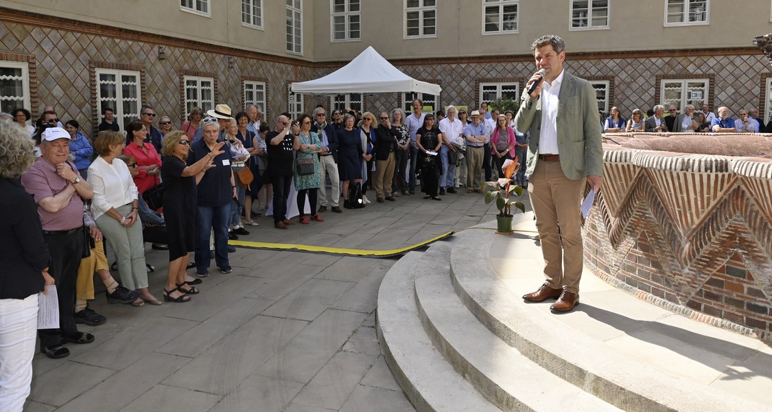 Gruppenfoto mit Brunnen im Innenhof des Kunstgebäudes