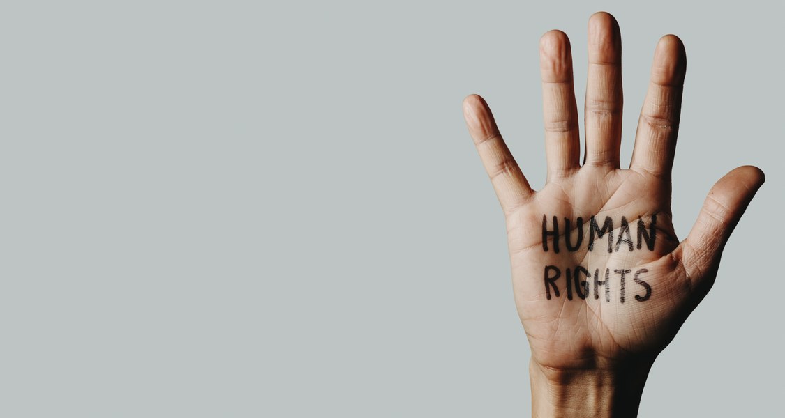 Eine Hand, auf der Human Rights geschrieben steht.