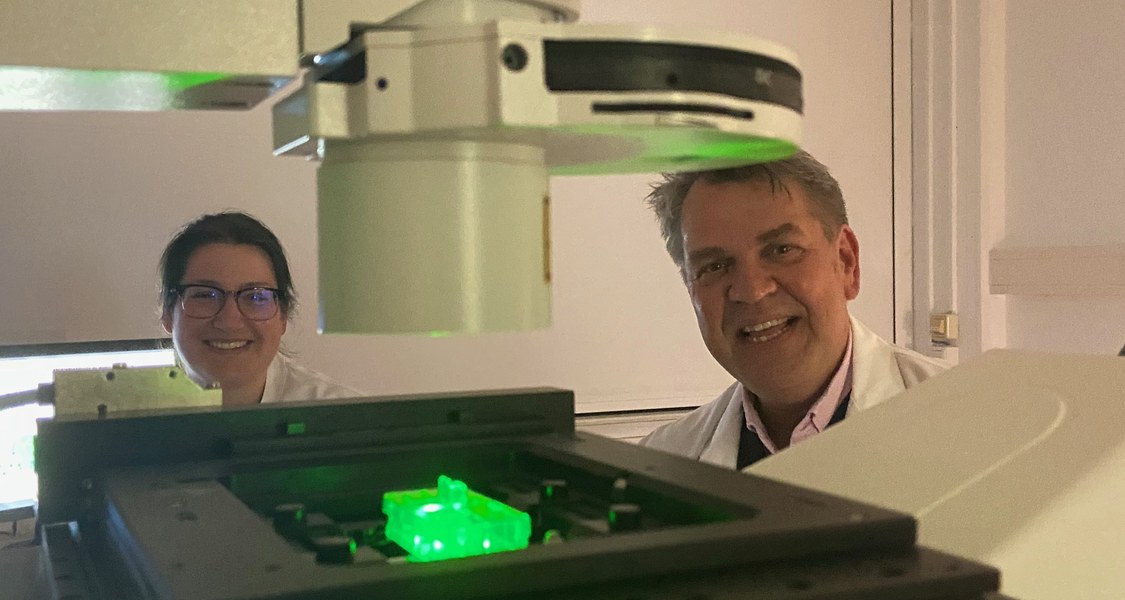 Der Marburger Zellforscher Sven Bogdan und seine Doktorandin Franziska Lehne nutzten hochauflösende Methoden der Fluoreszenzmikroskopie, um den Wundverschluss in der Haut der Fruchtfliege zu studieren. (Foto: Marvin Rötte