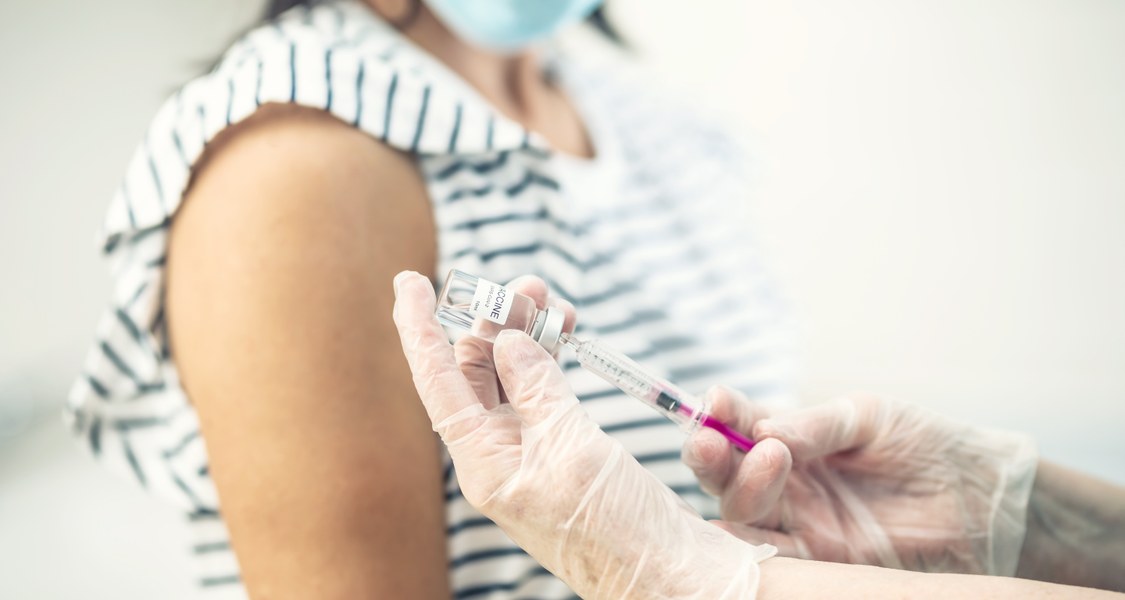 Foto einer Person, die sich impfen lässt