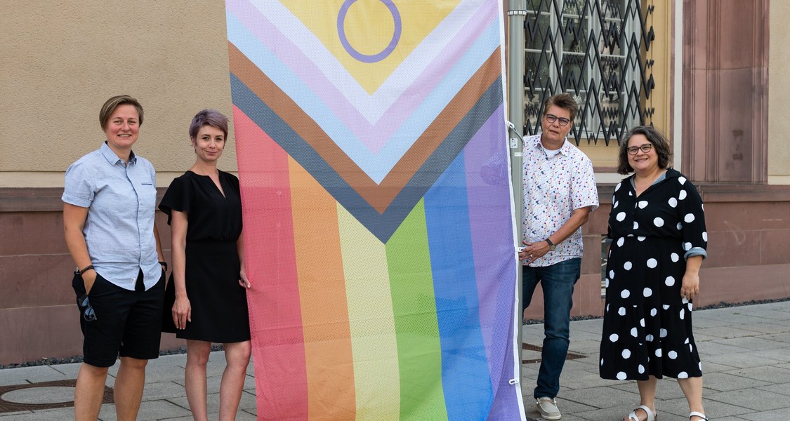 Foto der Beteiligten mit der Inter* Inclusive Pride Flag