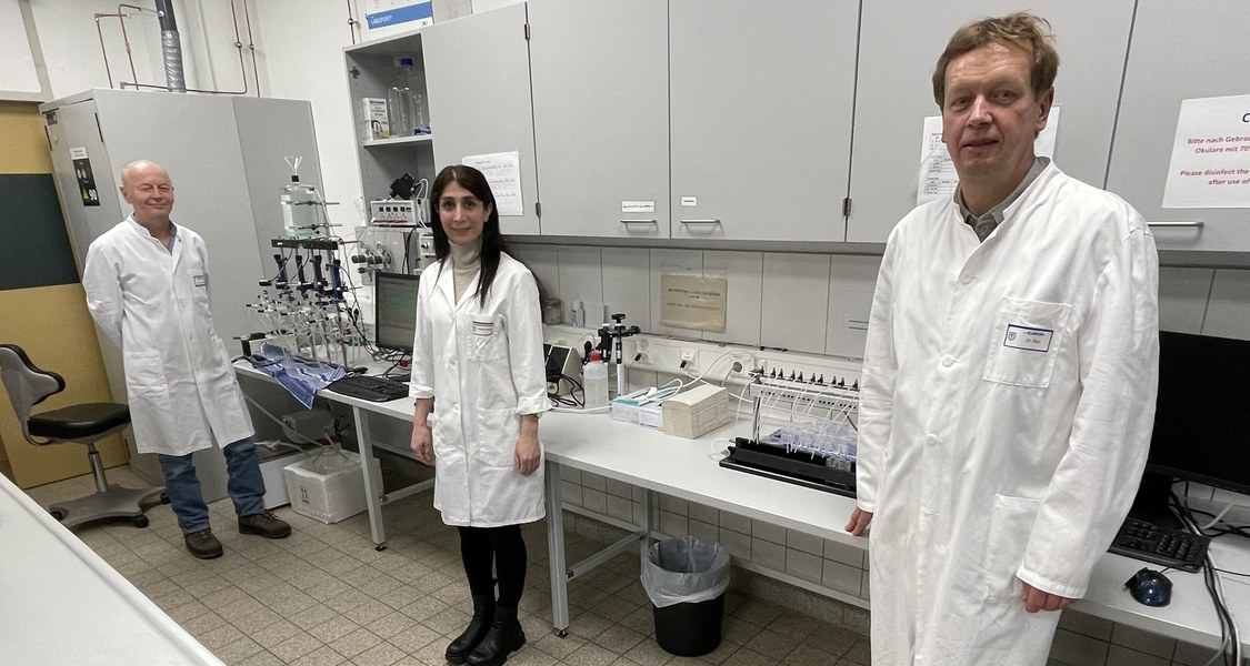 Ein Team um Wolfgang Kummer, Maryam Keshavarz und Burkhard Schütz (von links) untersuchte, welche Funktion Bürstenzellen der Gallenblase bei der Abwehr bakterieller Infektionen erfüllen. (Foto: Professor Dr. Burkhard Schütz