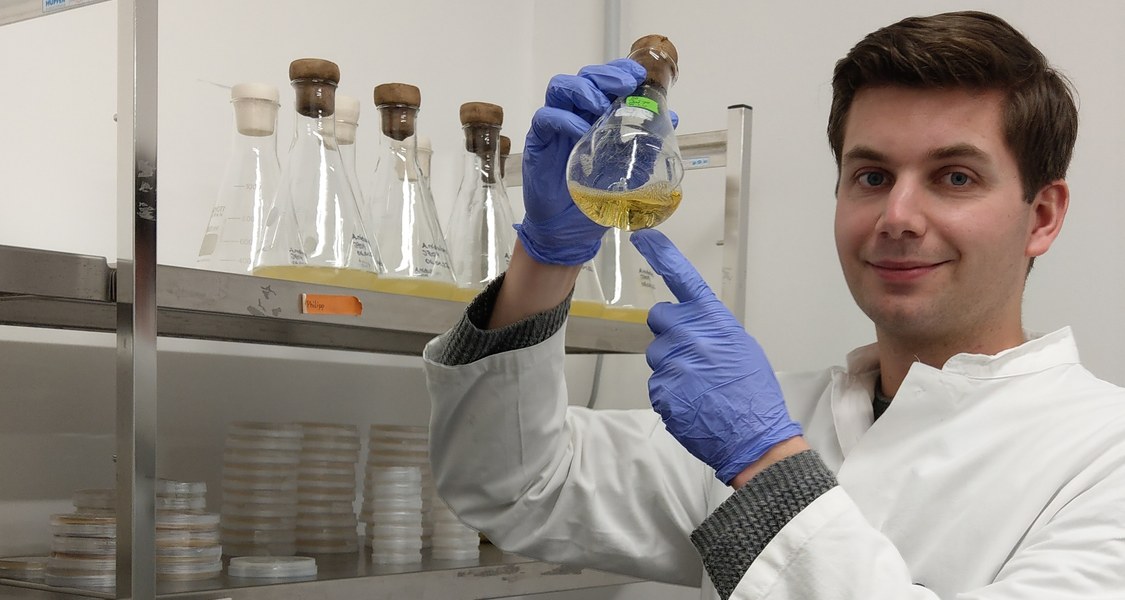 Lauritz Harken führte in der Arbeitsgruppe von Professor Dr. Shu-Ming Li Experimente durch, um die Bildung neuentdeckter Naturstoffe aufzuklären.
(Foto: Lauritz Harken)