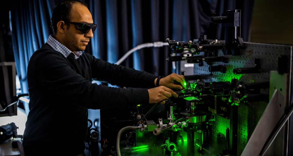 Der Marburger Physiker Mohammed Adel Aly führte zusammen mit dem Team um Arash Rahimi-Iman und Martin Koch Experimente an zweidimen-sionalen Halbleiterkristallen aus Wolframdisulfid und Wolframdiselenid durch. (Foto: Jan Hosan