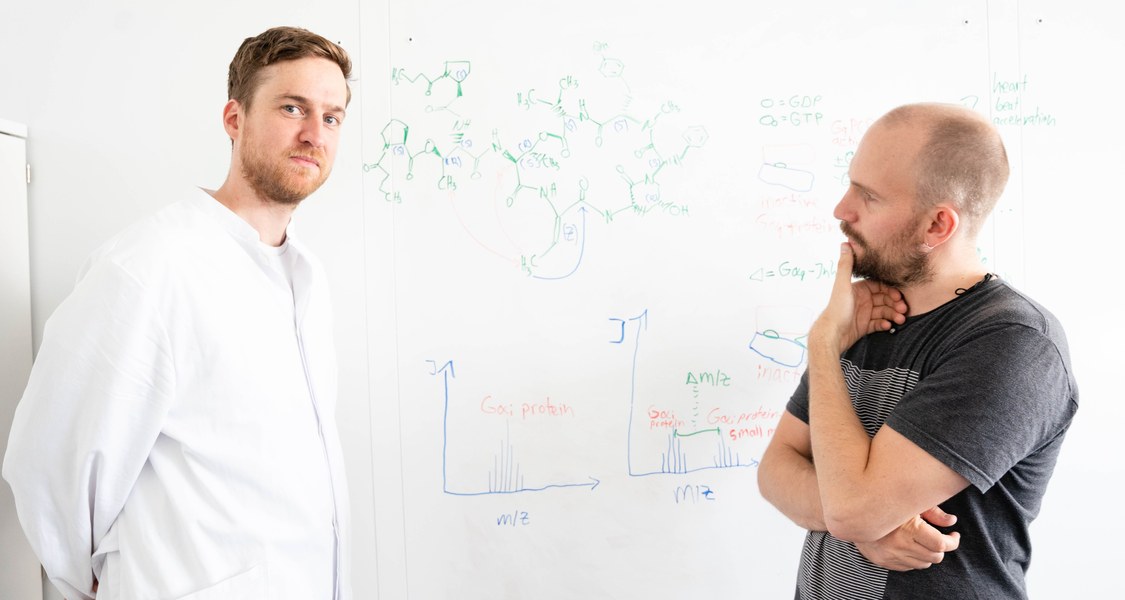 Raphael Reher (links) und Daniel Petras (rechts) diskutieren ihre Ergebnisse am Whiteboard. Foto: Amira Naimi
