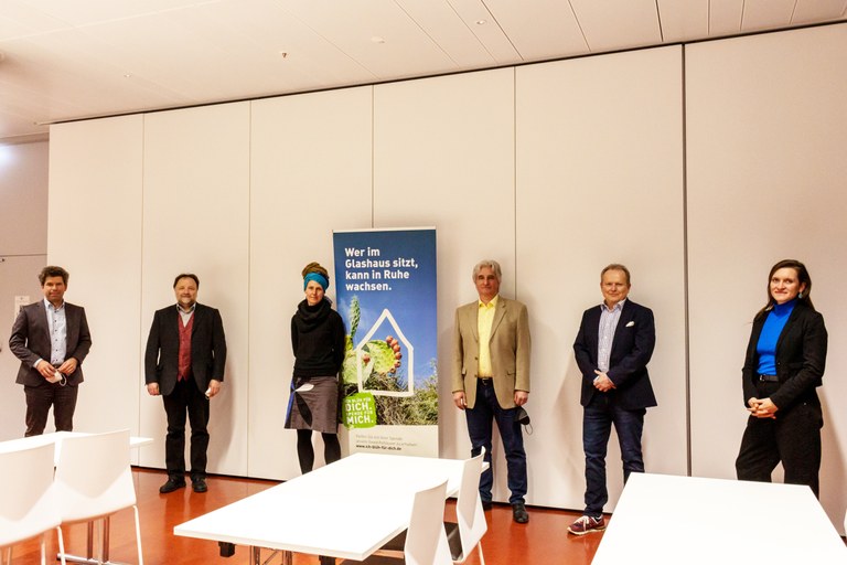 Foto der Teilnehmenden der Podiumsdiskussion