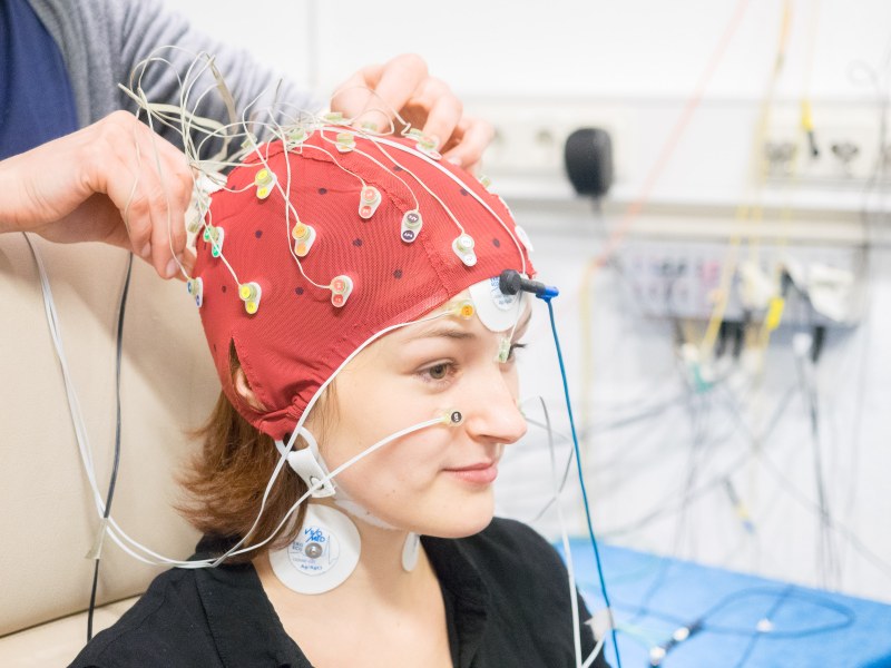 Frau mit EEG-Haube