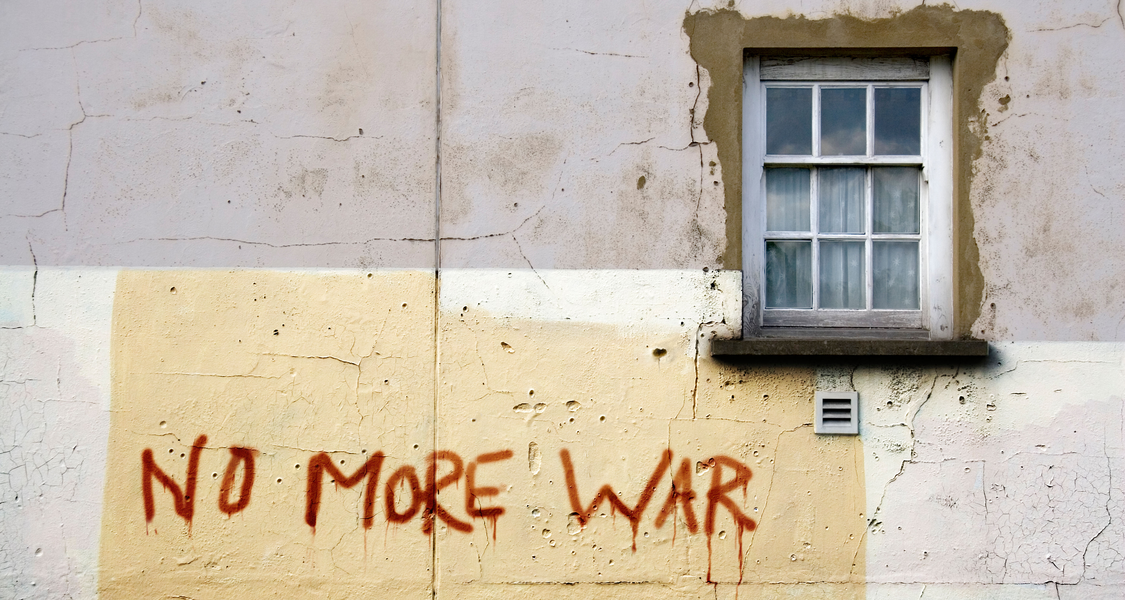 Hauswand mit Aufschrift "no more war"