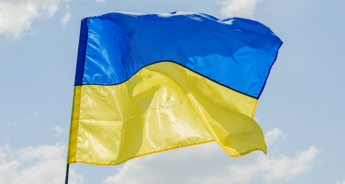 Flagge der Ukraine - im Hintergrund blauer Himmel