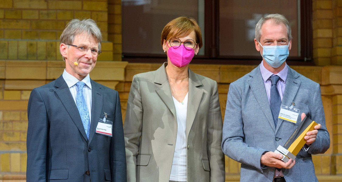 Foto von Hans-Christian Pape, Bettina Stark-Watzinger und Stefan Hofmann