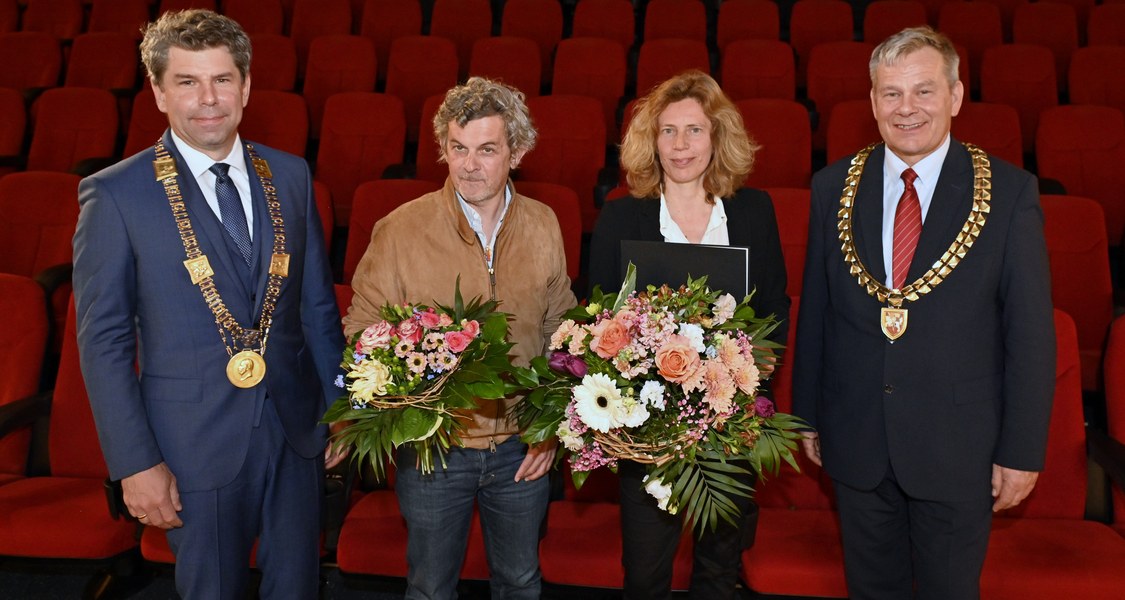 Gruppenfoto vor den Sitzreihen des Cineplex