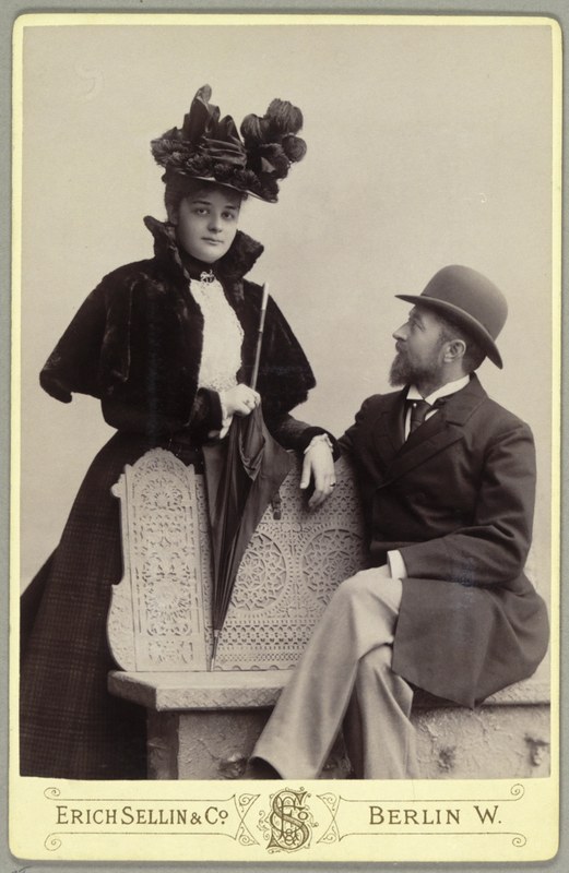 Sie nannte ihren Aufzug „furchtbar verrückt“, aber „Emil fand mich großartig“: Die zeitgenössische Fotografie zeigt Emil von Behring und seine Frau Else im Reisekostüm. (Foto: Behring-Archiv Marburg, EvB /L 1 /15)