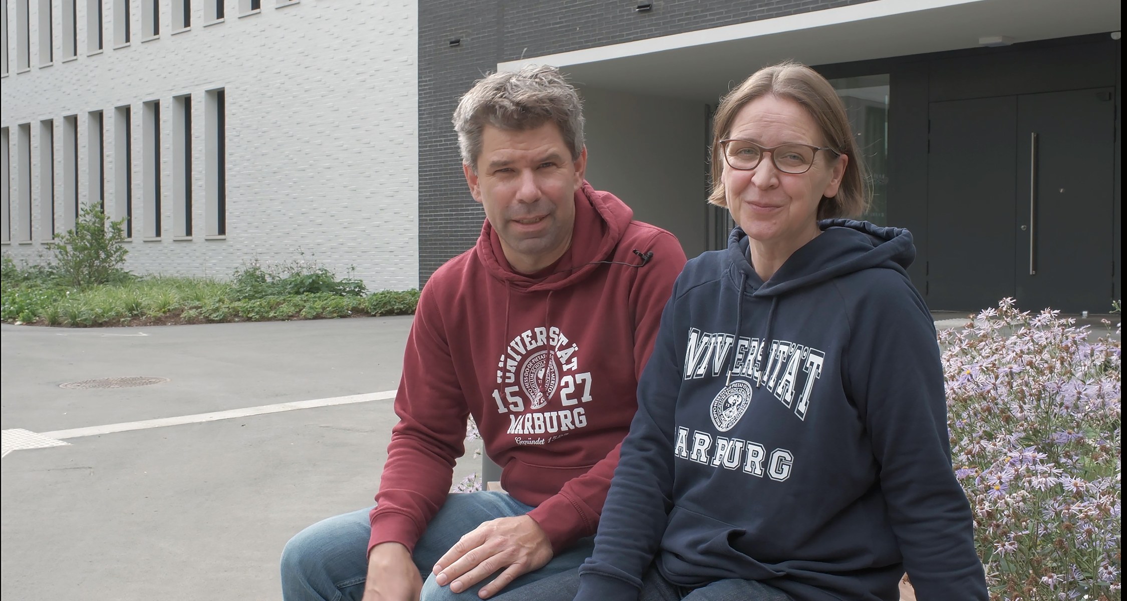 Universitätspräsident Prof. Dr. Thomas Nauss und die Vizepräsidentin für Bildung Prof. Dr. Kati Hannken-Illjes begrüßen alle Studierenden im Wintersemester 2023/24