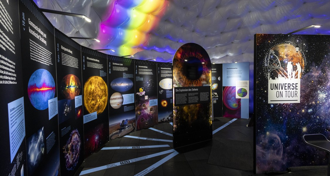 Ausstellung im Planetariumsszelt bim Wissenschaftsjahr