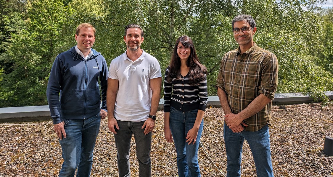 Wie Künstliche Intelligenz fair zu verteilen sei, untersuchte ein Team aus der Marburger Informatik und Wirtschaftswissenschaft, darunter (von links) Professor Dr. Michael Leyer, Professor Dr. Dominik Heider, Dr. Adele Ribeiro und Mohammad Tajabadi. (Foto: Dr. Roman Martin