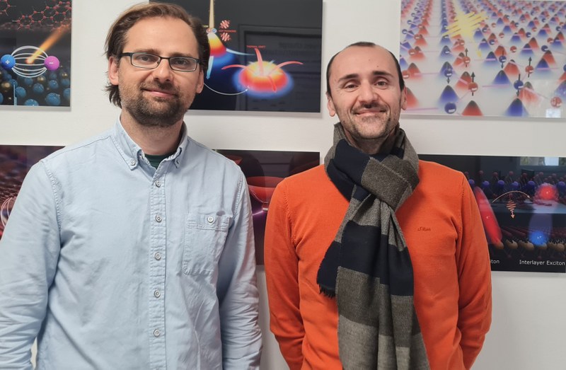 Die Marburger Physiker Professor Dr. Ermin Malic und Dr. Roberto Rosati erforschen Halbleiternanomaterialien.