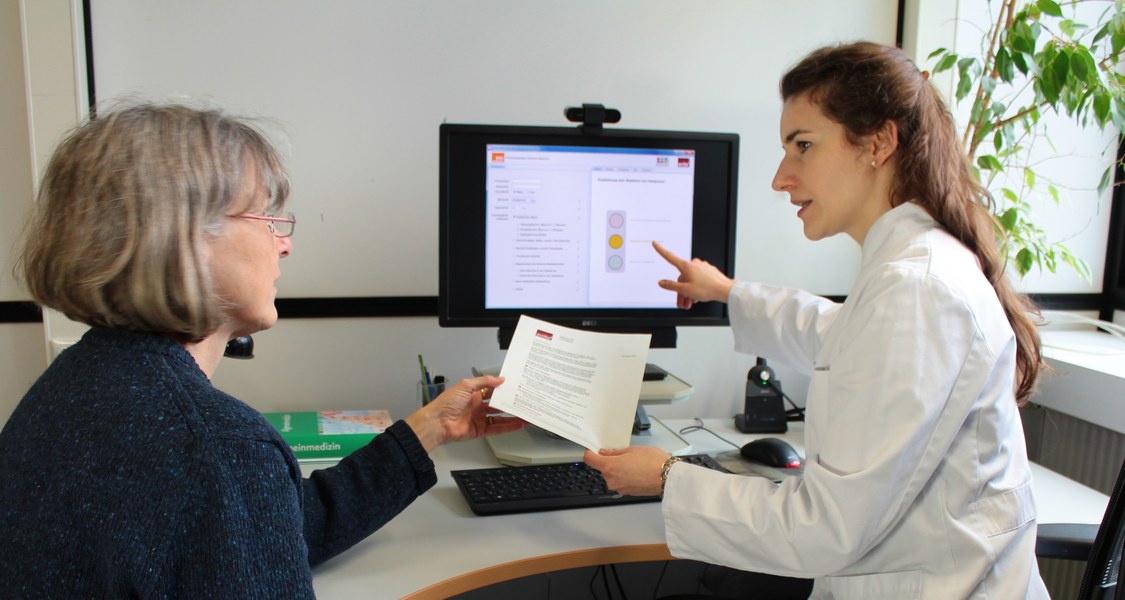 Die Software arriba-PPI hilft in der hausärztlichen Beratung, mit Patientinnen und Patienten ins Gespräch zu kommen. (Foto: Konrad Hierasimowicz