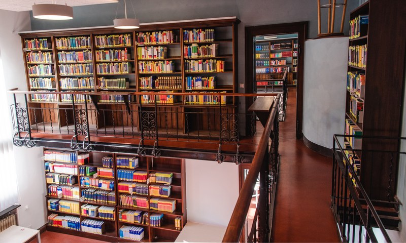 Bücher in Bücherregalen auf zwei Stockwerke verteilt