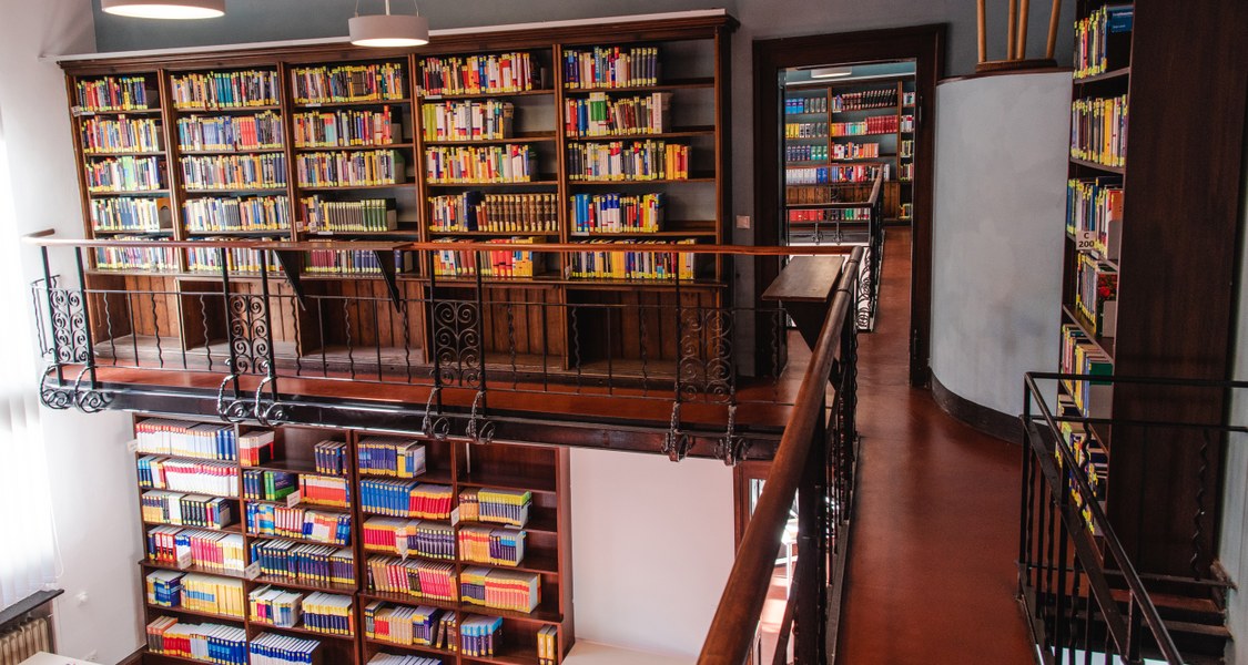 Bücher in Bücherregalen auf zwei Stockwerke verteilt