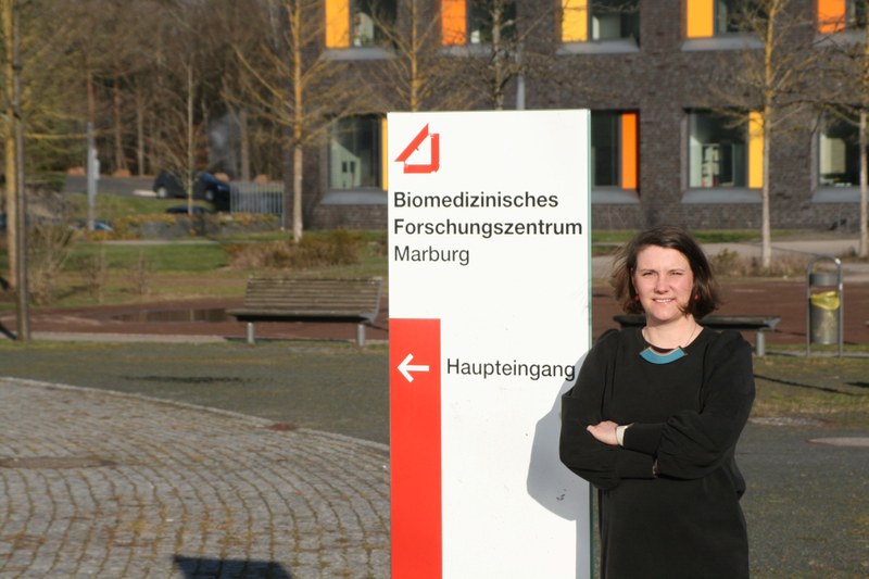 Biomedizinerin Mareike Lehmann vor dem Forschungszentrum