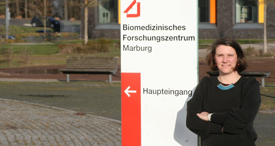 Biomedizinerin Mareike Lehmann vor dem Forschungszentrum