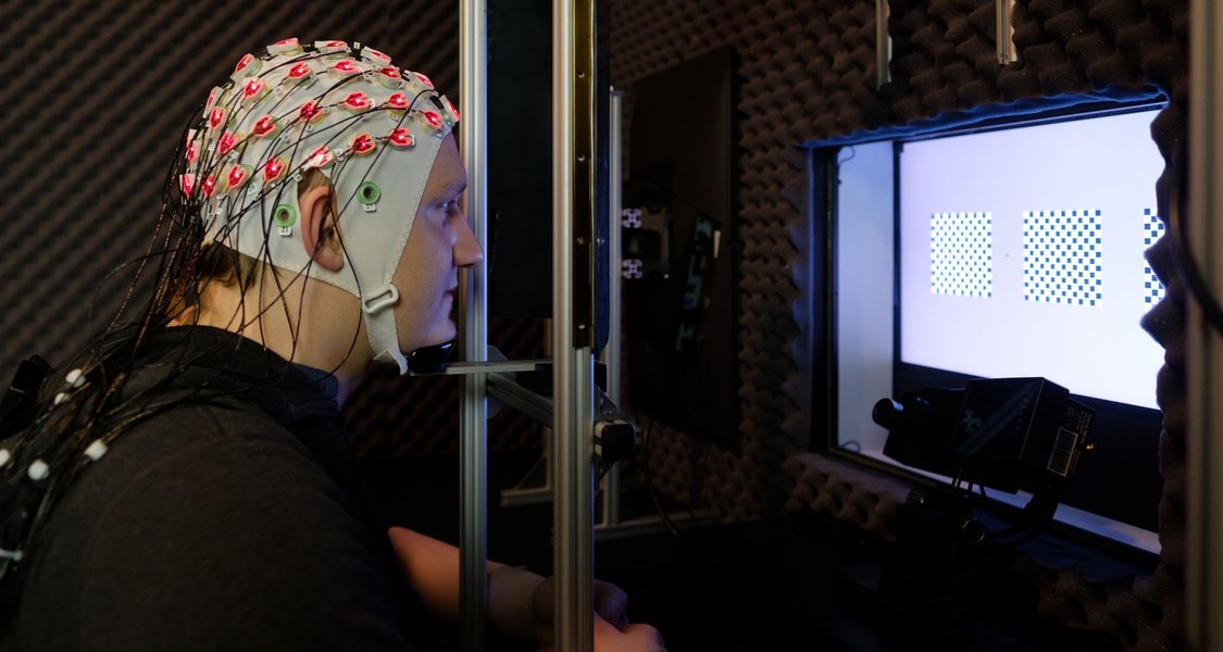 Probanden mit EEG-Kappe helfen der Neurophysik, Hirnaktivitäten zu studieren. (Foto: Rolf Wegst für CMBB