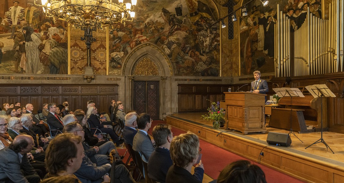 Panoramablick in die Alte Aula mit Präsident auf dem Podium