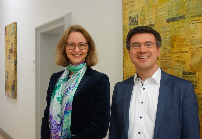 Gruppenbild: Christine Budzikiewicz (links) und Tobias Helms (rechts) sind Professoren am Institut für Familienrecht der Philipps-Universität Marburg