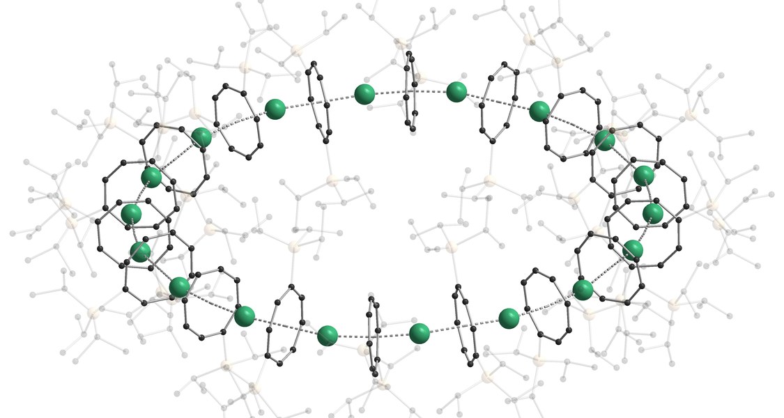 Cyclocen heißt die neuartige Molekülstruktur, in der Sandwich-Komplexe erstmals einen nanoskalige Ring formen. (Abbildung: Nature / AOC, KIT)