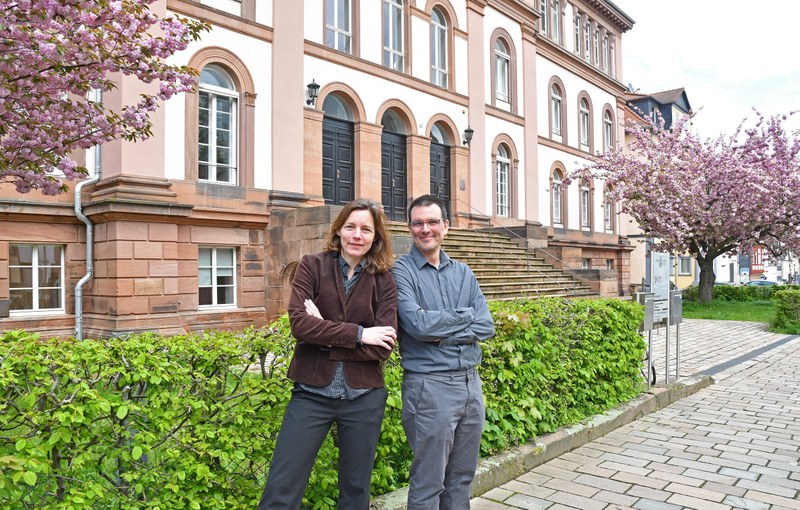 Eva Wegner (links) und Miquel Pellicer vor dem Marburger Institut für Politikwissenschaft