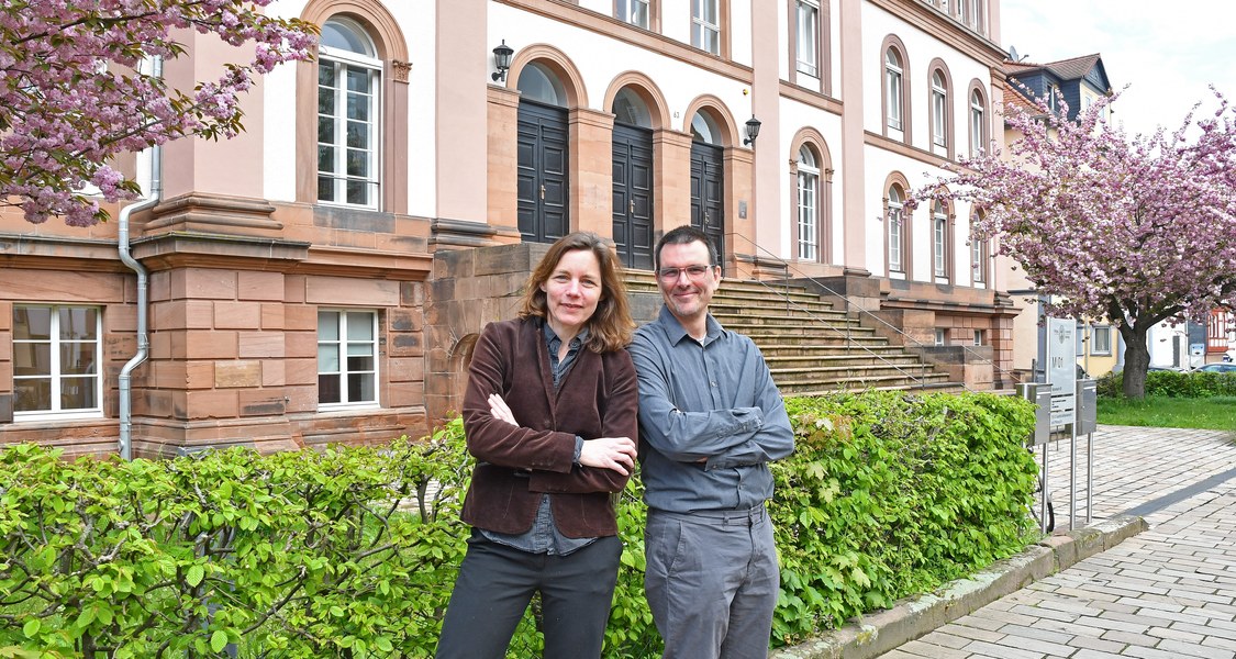 Eva Wegner (links) und Miquel Pellicer vor dem Marburger Institut für Politikwissenschaft