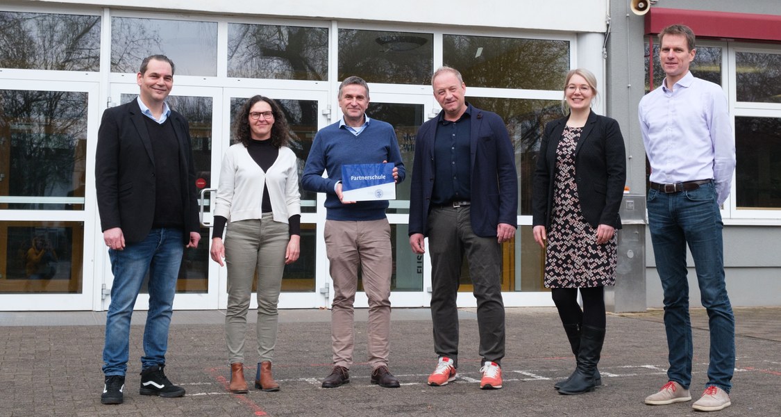 Gruppenfoto vor der Elisabethschule