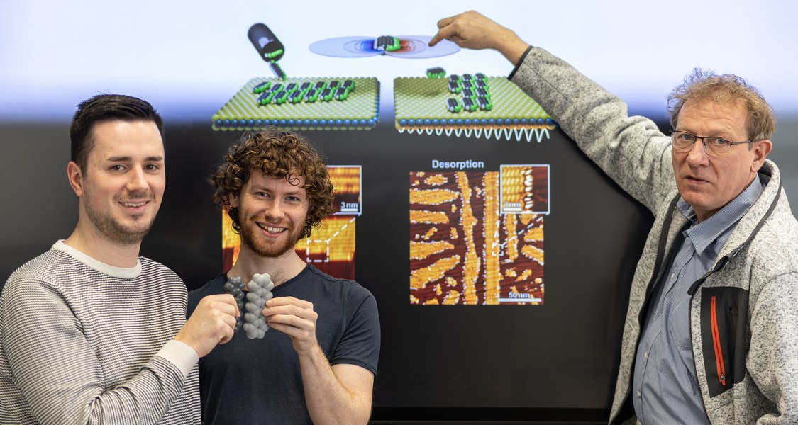 Die Physiker (von rechts) Professor Dr. Gregor Witte, Maximilian Dreher und Pierre Martin Dombrowski klärten die Ordnungsmechanismen in molekularen Nanomaterialien auf. (Foto: Peter Osswald