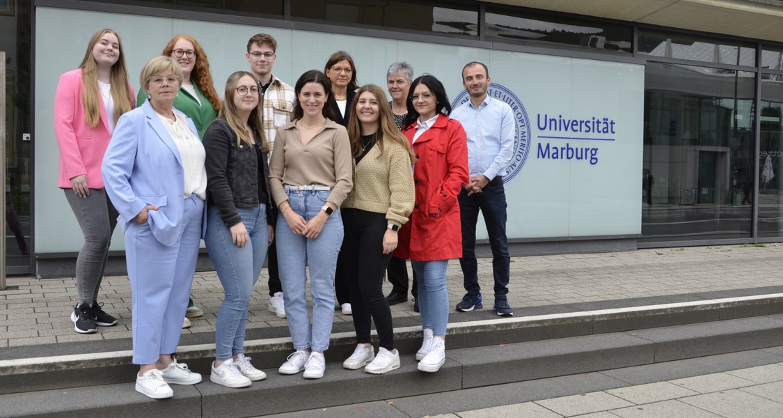 Gruppenfoto vor dem Haupteingang des Gebäudes Biegenstraße 10