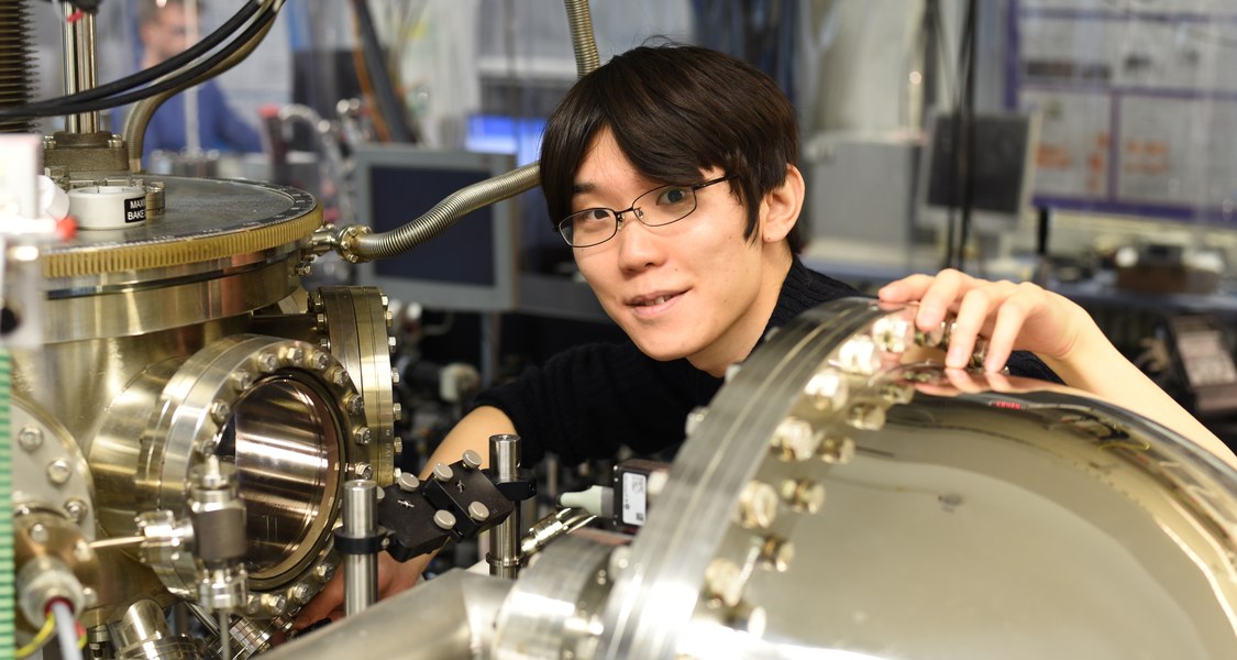 Der Marburger Physiker Dr. Suguru Ito führte an einer Ultrahochvakuum-Apparatur die Messungen durch, die den schnellen Aufbau exotischer Quantenzustände nachwiesen. Rechts im Bild sieht man den Elektronenanlysator.