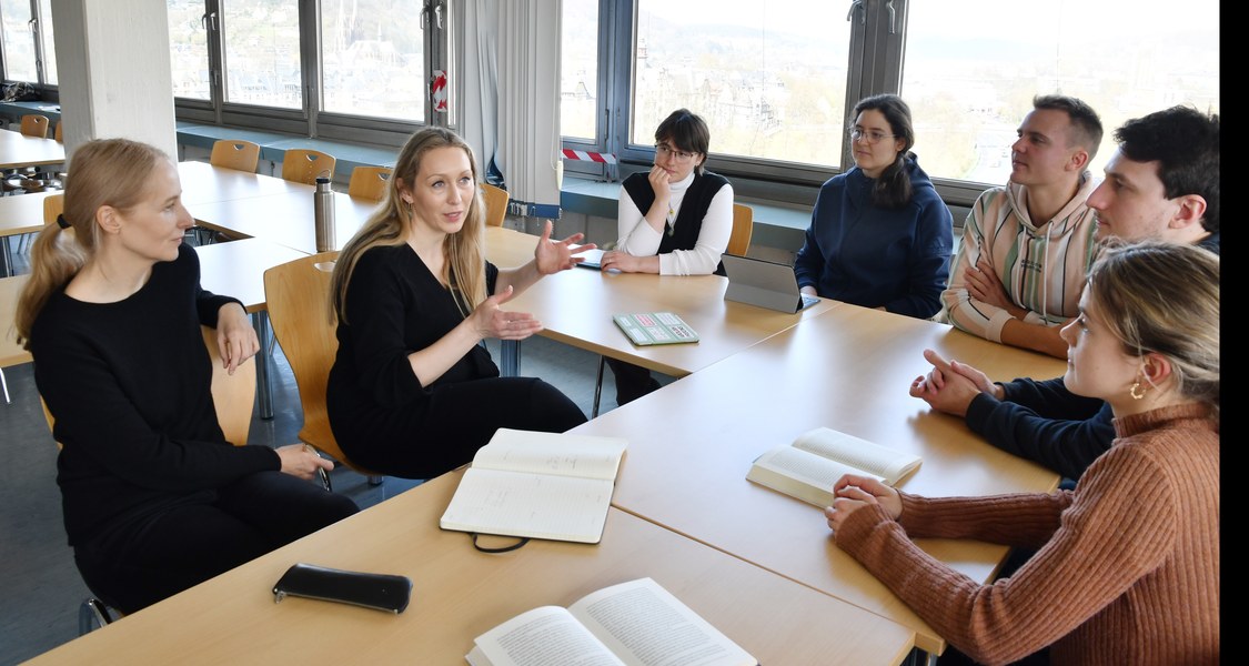 Susann Gessner und Christina Brüning mit ihren Studierenden