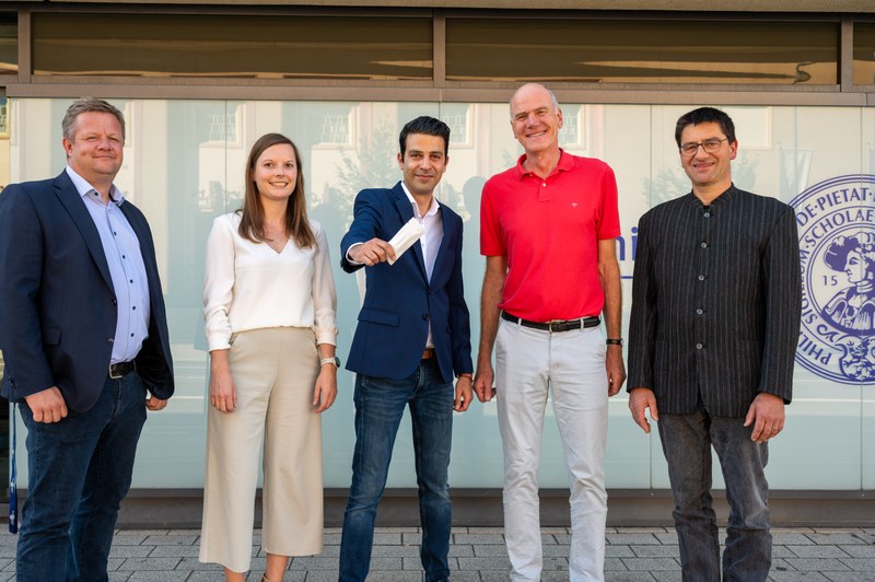 Sie freuen sich über den gelungenen Wissenstransfer aus der Hochschulmedizin in die medizinische Anwendung (von links): Uni-Vizepräsident Professor Dr. Gert Bange, Vanessa Kuhl von der universitären Transferabteilung, Dr. Rouzbeh Mahdavi und Professor Dr. Ulrich Steinhoff aus dem Marburger Institut für Medizinische Mikrobiologie und Krankenhaushygiene sowie Dr. Thomas Widmann von TransMIT.  Foto: Markus Farnung