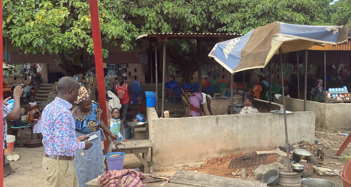 Menschen in einem Restaurant, open air, in der Nähe der Hauptstadt der Elfenbeinküste.