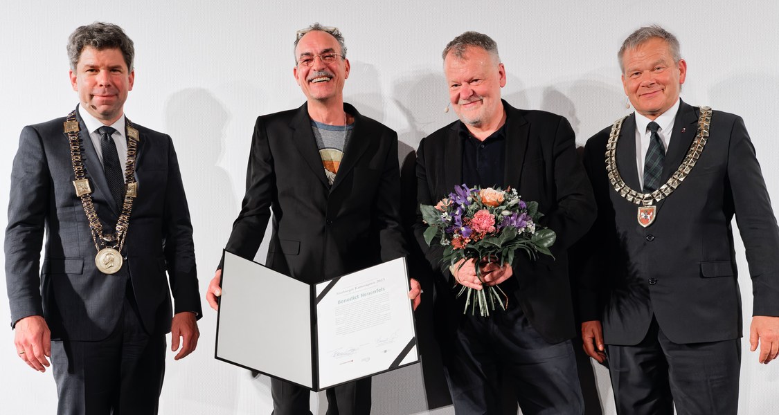 Gruppenfoto auf der Bühne des Cineplex