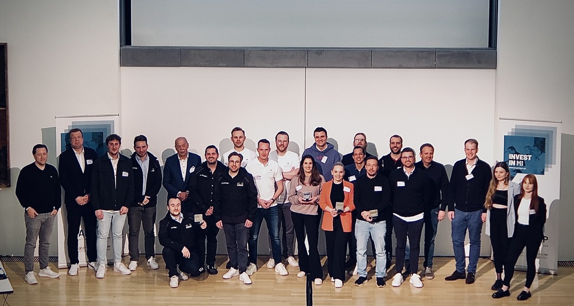 Gruppenfoto der Preisverleihung beim Wettbewerb StartMiUp mit den Teams, der Jury und den Organisatoren.